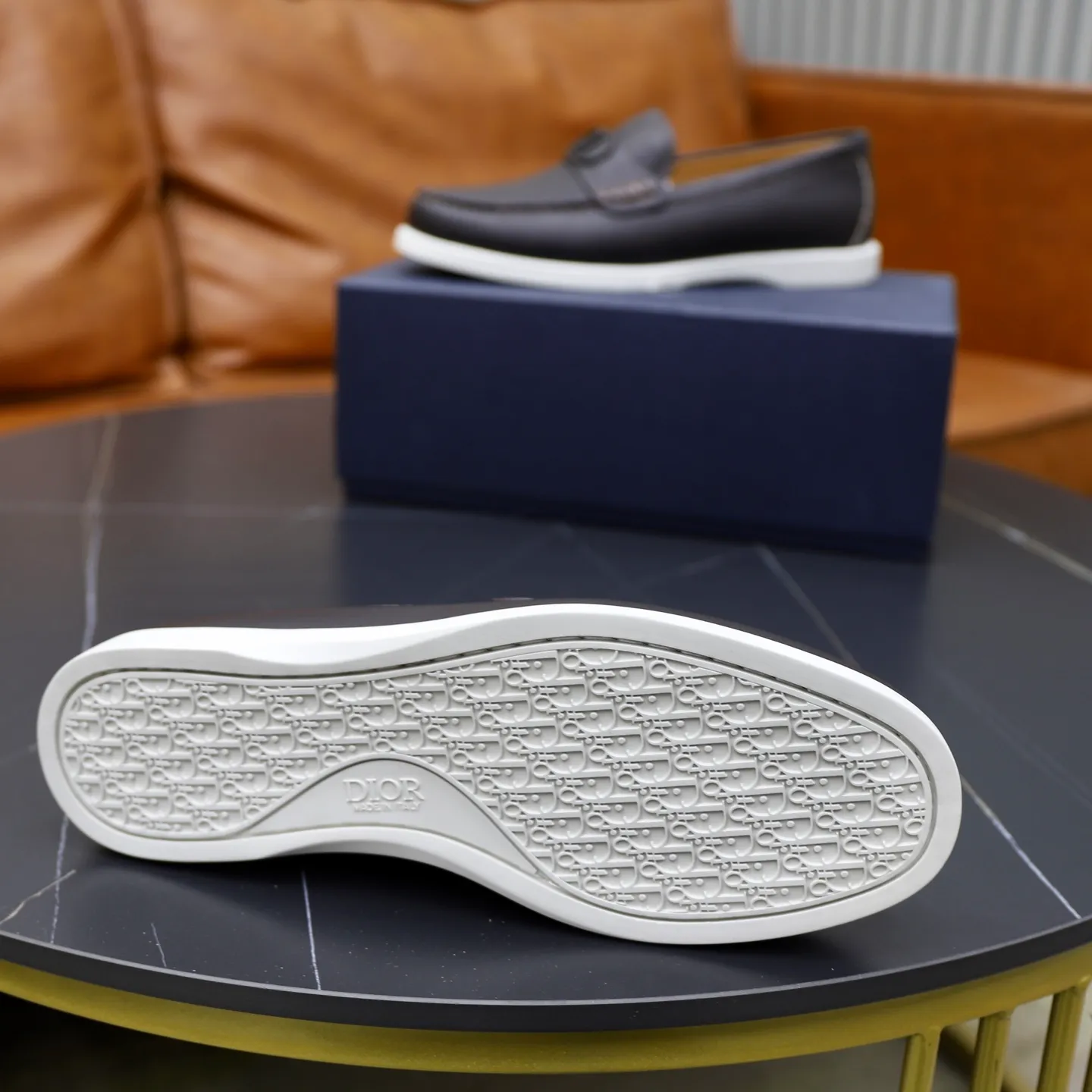Ex-factory price: 560🙅‍♂️🙅‍♂️🙅‍♂️ Brand: Dior DIOR Standard code: Men's code 38/44 (45 can be customized) Grade: Same as the official website Material: Original cowhide stitching, cowhide lining, original TPU wear-resistant soft outsole Style categories: Leisure and sports version, footwear for driving, young fashion, European and American trends, British style Color: actual picture color